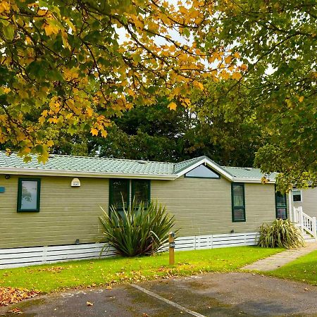 Jungle Lodge Lymington Esterno foto