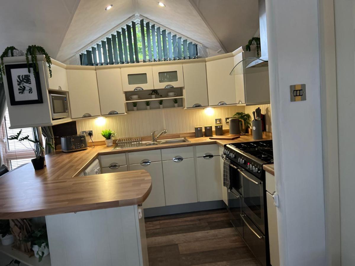 Jungle Lodge Lymington Esterno foto