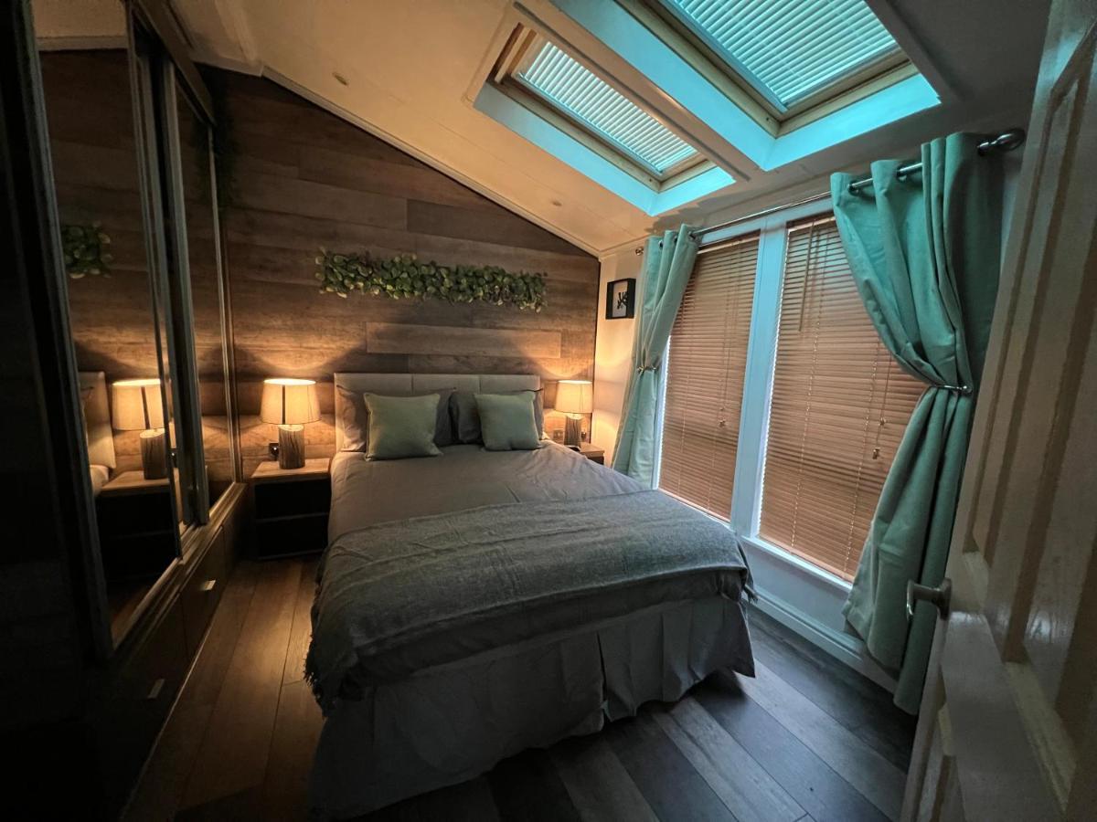 Jungle Lodge Lymington Esterno foto